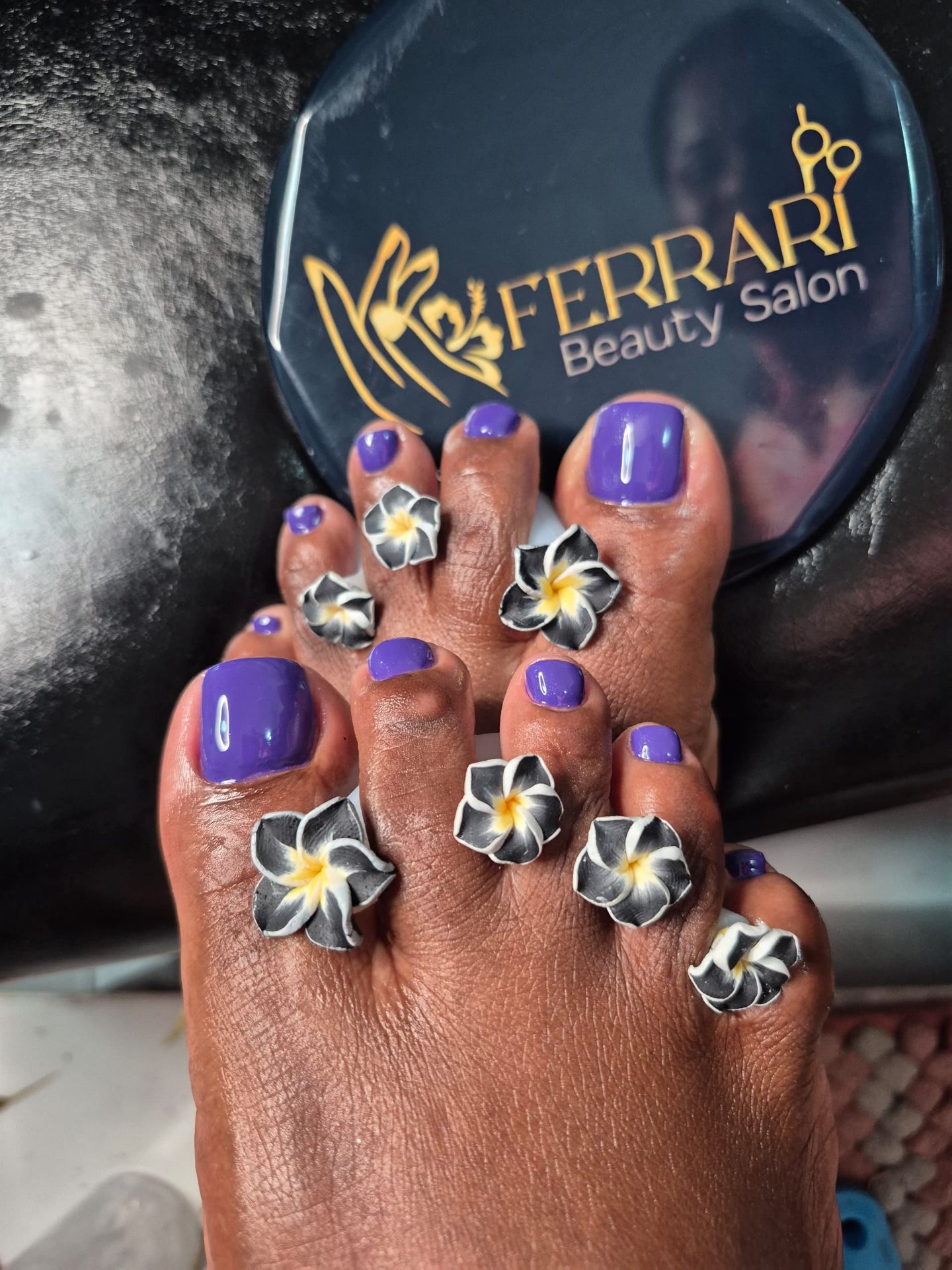 Pédicure violette avec fleurs — Ferrari Beauty Salon
