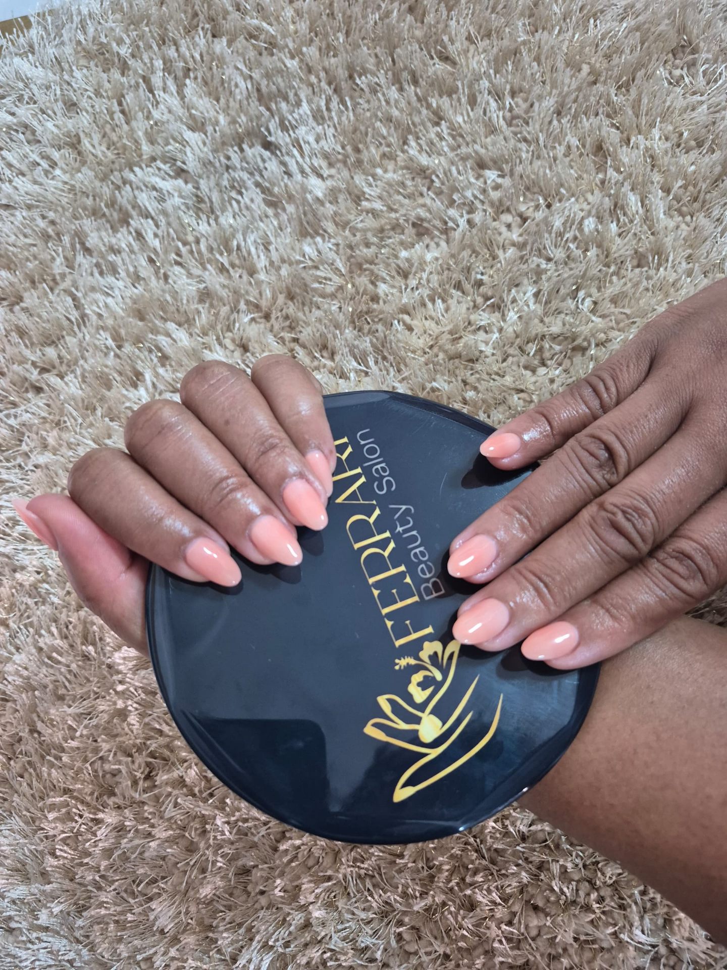 Manucure pêche élégante avec logo Ferrari Beauty Salon — Ferrari Beauty Bar