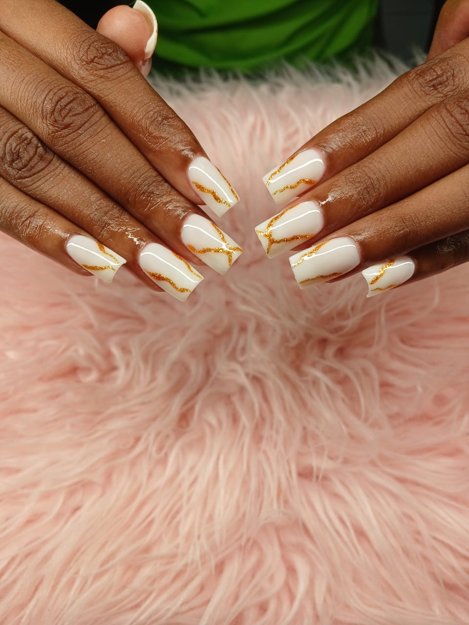Manucure gel blanc avec accents dorés — Ferrari Beauty Salon